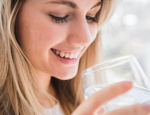 Nawodnienie, a zdrowie zębów – dlaczego woda to najlepszy przyjaciel Twojego uśmiechu